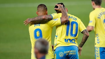 Jes&eacute; Rodr&iacute;guez y Sergio Araujo celebran un tanto anotado por el delantero argentino.