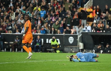 Vinicius mira a Stole Dimitrievski el cual se encuentra tendido sobre el csped de Mestalla. 