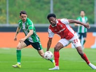Braga (Portugal), 08/04/2026.- Sporting de Braga's Gorby Baptiste (R) in action against Betis' Alvaro Fidalgo during the UEFA Europa League quarter finals first leg soccer match between Sporting de Braga and Real Betis, in Braga, Portugal, 08 April 2026. EFE/EPA/JOSE COELHO