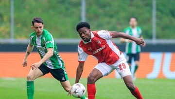 Braga (Portugal), 08/04/2026.- Sporting de Braga's Gorby Baptiste (R) in action against Betis' Alvaro Fidalgo during the UEFA Europa League quarter finals first leg soccer match between Sporting de Braga and Real Betis, in Braga, Portugal, 08 April 2026. EFE/EPA/JOSE COELHO