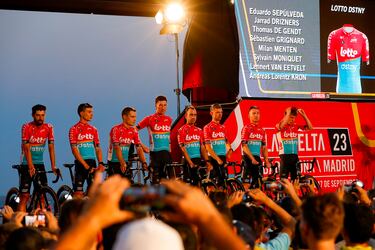 Los integrantes del equipo Lotto DSNTY posan con sus bicicletas en el escenario de la plaz del Mar.