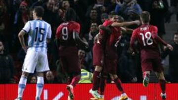 Los jugadores de Portugal celebran el gol de Guerreiro en el minuto 90.