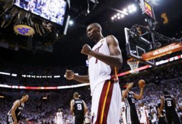 Chris Bosh de Miami Heat reacciona después de hacer una canasta en contra San Antonio Spurs