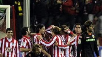 <b>FIN DE FIESTA. </b>Jurado redondeó la goleada rojiblanca con el cuarto gol y, nada más hacerlo, todo el Atlético se fundía en abrazos ante la desolación de los jugadores che.