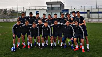 Los 18 juveniles convocados por Dani Poyatos posaron ayer en Hoffenheim.