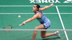 La jugadora española Carolina Marin devuelve el volante durante sui partido ante la danesa Line Hojmark Kjaersfeldt en su partido del Abierto de Malasia.