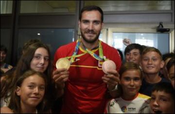 Saúl Craviotto llegando al aeropuerto de Asturias.
