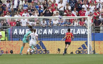 Dos minutos despu¨¦s de marcar Rapinoe el conjunto espa?ol aprovech¨® un error en la salida de bal¨®n estadounidense y Jenni de vaselina bate a Naeher.