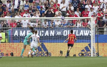 Dos minutos después de marcar Rapinoe el conjunto español aprovechó un error en la salida de balón estadounidense y Jenni de vaselina bate a Naeher.