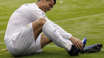 Cristiano Ronaldo se duele de un pisot&oacute;n durante el partido frente al Deportivo.