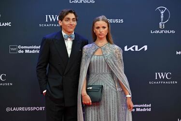 El atleta sueco Armand Duplantis y su pareja Desiré Inglander posan a su llegada a la ceremonia de entrega de los Premios Laureus.