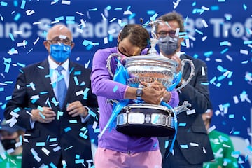 Nadal se abraza al trofeo Conde de God車 tras su victoria contra el griego Stefanos Tsitsipas en el Barcelona Open de 2021.