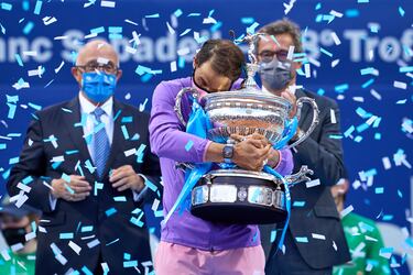 Nadal se abraza al trofeo Conde de Godó tras su victoria contra el griego Stefanos Tsitsipas en el Barcelona Open de 2021. 