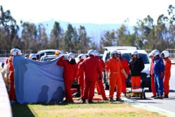 El piloto Fernando Alonso recibe atención tras un accidente durante la cuarta tanda de entrenamientos de pretemporada del Mundial de Fórmula Uno, que se realiza en el Circuito de Cataluña.