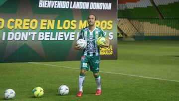 Photo during the presentation of the New Reinforcement of Team Leon during the Closing Tournament 2018 of the Liga BBVA Bancomer MX, at the Nou Camp Stadium -Leon-.
 
 
 Foto durante la presentacion del Nuevo Refuerzo del Equipo Leon durante el Torneo Clausura 2018 de la Liga BBVA Bancomer MX,  en el Estadio Nou Camp -Leon- , en Landon DOnovan
 
 15/01/2018/MEXSPORT/Isaac Ortiz.