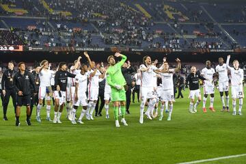 Los futbolistas del Eintracht celebran con los numerosos seguidores alemanes presentes en el Camp Nou el pase a las semifinales de la Europa League. 