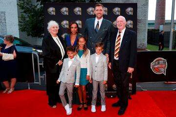 El legendario baloncestista alemán posa con sus padres, su mujer y sus hjos en la alfombra roja previa al acto de introducción de nuevos al Hall of Fame del baloncesto en en el de Springfield, Massachusetts.