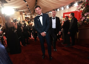 Orlando Bloom posa en la alfombra roja de la 83.ª edición de los Globos de Oro, celebrada en el Beverly Hilton.