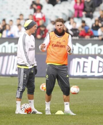 Kroos y Sergio Ramos hablan durante el entrenamiento.