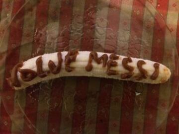 Una intervención ciudadana en un plátano con dulce de leche con la leyenda "Volvé Messi"