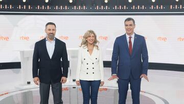(I-D) Los candidatos a la Presidencia, Santiago Abascal (Vox); Yolanda D¨ªaz (Sumar), y Pedro S¨¢nchez (PSOE), antes del debate electoral organizado por RTVE bajo el t¨ªtulo ¡®23J el debate final¡¯, en el Estudio 6 de Prado del Rey, a 19 de julio de 2023, en Madrid (Espa?a). El ¨²ltimo debate electoral que se celebra hoy con Pedro S¨¢nchez (PSOE), Santiago Abascal (Vox) y Yolanda D¨ªaz (Sumar) tiene una duraci¨®n de 90 minutos y est¨¢ dividido en tres bloques tem¨¢ticos. El debate se emite en directo en La 1, el Canal 24 Horas, TVE Internacional, Radio Nacional, Radio 5, Radio Exterior, la web RTVE.es y la plataforma RTVE Play y est¨¢ estructurado en un bloque de econom¨ªa, otro de pol¨ªticas sociales y el tercero de pactos de Estados y pactos postelectorales. El candidato del PP, Alberto N¨²?ez Feij¨®o, ha declinado participar en la propuesta de RTVE de 'Debate a 4'.
19 JULIO 2023
Eduardo Parra / Europa Press
19/07/2023