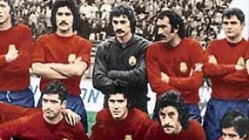 <b>EL ONCE DE BUCAREST</b>. Sol, Benito, Miguel Ángel, Pirri, Camacho y Migueli forman con Quini, Villar, Santillana, Del Bosque y Rojo antes de conseguir la clasifi cación.
