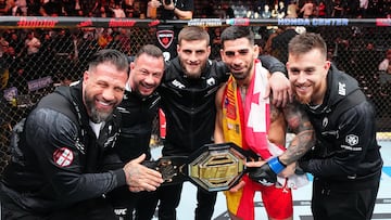 Jorge y Agustín Climent, Aleksandre e Ilia Topuria y Javi Climent con el cinturón del peso pluma de la UFC.