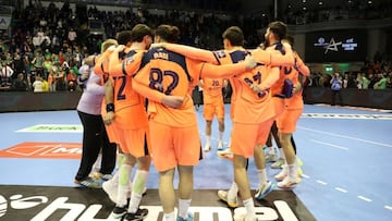 Los jugadores del Barça celebran el triunfo,