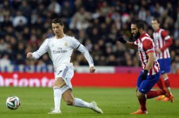 Cristiano Ronaldo con el balón se va de Arda Turan.
