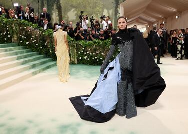 La actriz ,Rebecca Ferguson, posa en la alfombra de la gala MET.