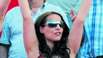 <b>Osasuna se sostuvo: ¡cómo no!. </b>Y eso que la cosa empezó chunga con el gol del Madrid, pero todo estaba controlado: las rojillas son el sostén de un equipo a cuyos jugadores no les fallaron las piernas en el momento clave. Claro: miraron hacia arriba, la vieron a ella y ¡zás! 2-1 y otra temporada en Primera. ¡Im-ponente modelito!