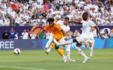 El delantero del Real Madrid, Endryck, pelea un balón con el defensa del Milan, Malick Thiaw.