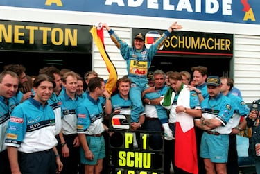 A pesar de sus siete títulos mundiales, Michael Schumacher sólo aparece en una ocasión en este Top 10 de pilotos más jóvenes en ganar un Mundial. El 'Kaiser' ocupa la octava posición con su primera corona, la de 1994, lograda con 25 años, 19 meses y 10 días. El alemán logró ganar su primer campeonato con un Benetton de motor Ford Cosworth en su cuarta temporada en el Mundial de Fórmula 1, los anteriores también los corrió con el equipo Benetton y terminó 14º en 1991, tercero en 1992 y cuarto en 1993. En la temporada de su primer título sumo ocho victorias de 14 posibles, seis poles y dos podios. Ganó por un mínimo margen de un punto al segundo clasificado, Damon Hill con el Williams Renault. El alemán sumó 92 puntos por los 91 del británico. Gerhard Berger completó el podio.