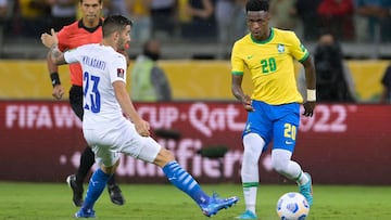 Paraguay&#039;s Mathias Villasanti (L) and Brazil&#039;s Vinicius Junior (R) vie for the ball during their South American qualification football match for the FIFA World Cup Qatar 2022 at the Mineirao stadium in Belo Horizonte, Brazil, on February 1, 2022. (Photo by DOUGLAS MAGNO / AFP)