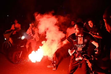 Los seguidores del PSG se congregaron en masa en el centro de París tras la victoria por 5-0 ante el Inter. Las celebraciones incluyeron fuegos, bengalas y banderas.