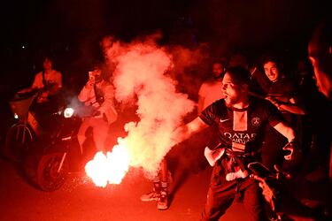 Los seguidores del PSG se congregaron en masa en el centro de París tras la victoria por 5-0 ante el Inter. Las celebraciones incluyeron fuegos, bengalas y banderas.