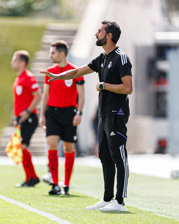 Arbeloa, entrenador del juvenil A del Real Madrid, en la banda.