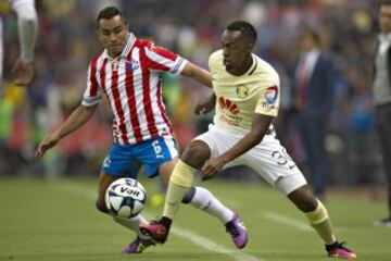 Así se vivió dentro del campo la gran batalla que sostuvieron Águilas y Chivas en el Estaduio Azteca este sábado por la noche.