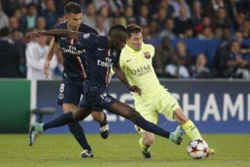 Los jugadores del París Saint-Germain Blaise Matuidi (c) y Thiago Motta (izda) pelean por el control del balón con el delantero argentino del FC Barcelona, Lionel Messi, durante el partido del grupo F de la Liga de Campeones disputado en el estadio Parque de los Príncipes de París, Francia, el 30 de septiembre del 2014.