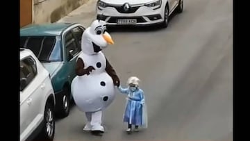 El video más tierno de la cuarentena: papá se disfraza todos los días con su hija