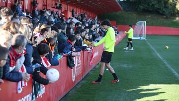 31-12-24. IMAGEN DEL ÚLTIMO ENTRENAMIENTO DEL AÑO PARA EL SPORTING EN MAREO, RODEADOS DE NIÑOS.