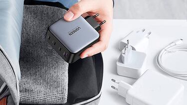 Tenemos un cargador rpido USB-C con cuatro puertos y hasta 100W de potencia