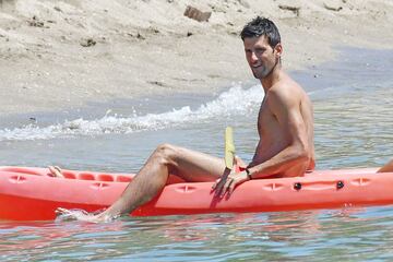 El tenista serbio, ganador del ¨²ltimo Wimbledon, y su mujer Jelena ?okovi? disfrutan de unos d¨ªas de descanso en la Costa del Sol espa?ola.