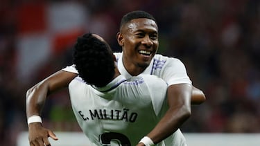 Militao y Alaba celebran un gol del madrid ante el Atlético en el derbi.