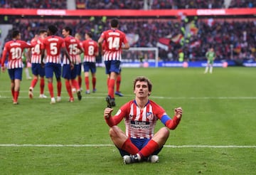 El jugador del Atlético de Madrid, Griezmann, terminó de celebrar su gol al Alavés en LaLiga en 2018 con una postura de yoga. 
