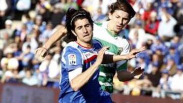 <b>CENTRAL.</b> El t¨¦cnico del Getafe, Michael Laudrup, volvi¨® a recurrir a la polivalencia de Rub¨¦n de la Red y aline¨® de nuevo al ex madridista como central.