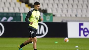 7-1 El lateral derecho del Granada CF, Pepe Sanchez en el calentamiento del Omonoia-Granada CF de Europa League.
