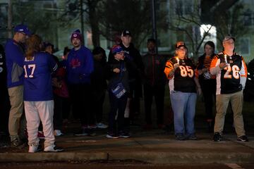 Seguidores de la NFL rezan fuera del Centro Médico de la Universidad de Cincinnati después de que Damar Hamlin, defensa de los Buffalo Bills, colapsara en el campo durante el enfrentamiento de la NFL de lunes por la noche con los Bengals en Cincinnati.