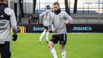 David Juncà golpea el balón durante un entrenamiento del Celta esta temporada.