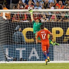 Una leyenda de la Roja dice adiós: Claudio Bravo anuncia su retiro